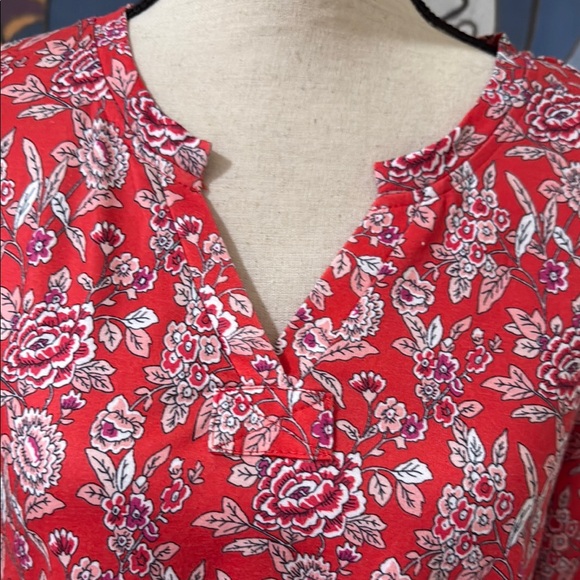 Chic Red Patterned Blouse - Picture 2 of 4